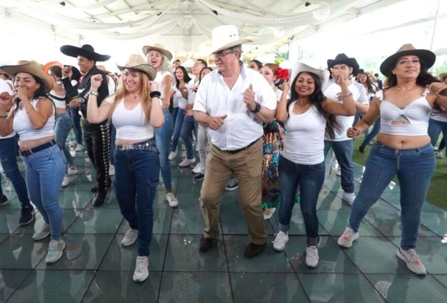 Marcelo Ebrard baila "Caballo Dorado"