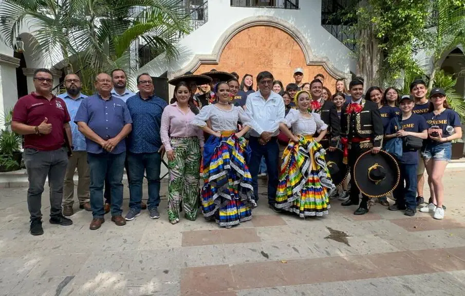 Oscar Leggs Castro junto al ballet folclórico Yoneme en las Fiestas de la Pitahaya Miraflores 2023