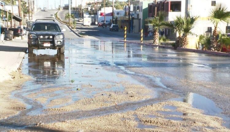 calle mojada por lluvia