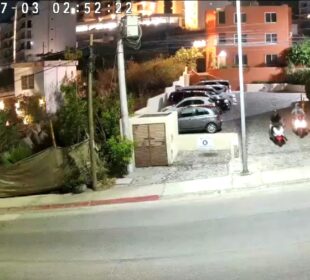 Cámara de seguridad capta robo de motoneta en Los Cabos