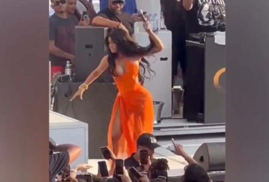 Cardi B enfurece y lanza micrófono a fan durante concierto