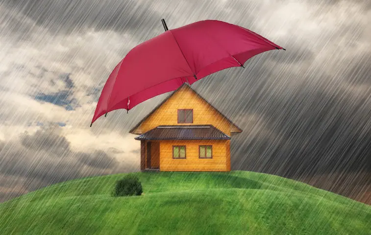 Casa bajo la lluvia