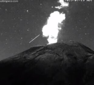 Video: Captan estrella fugaz cerca del volcán Popocatépetl
