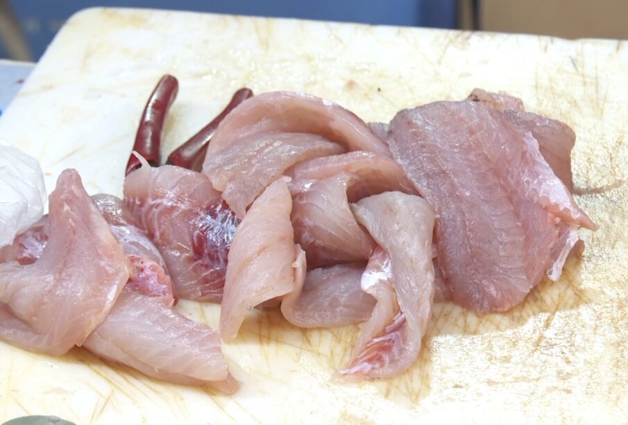 filetes de pescado en table de picar