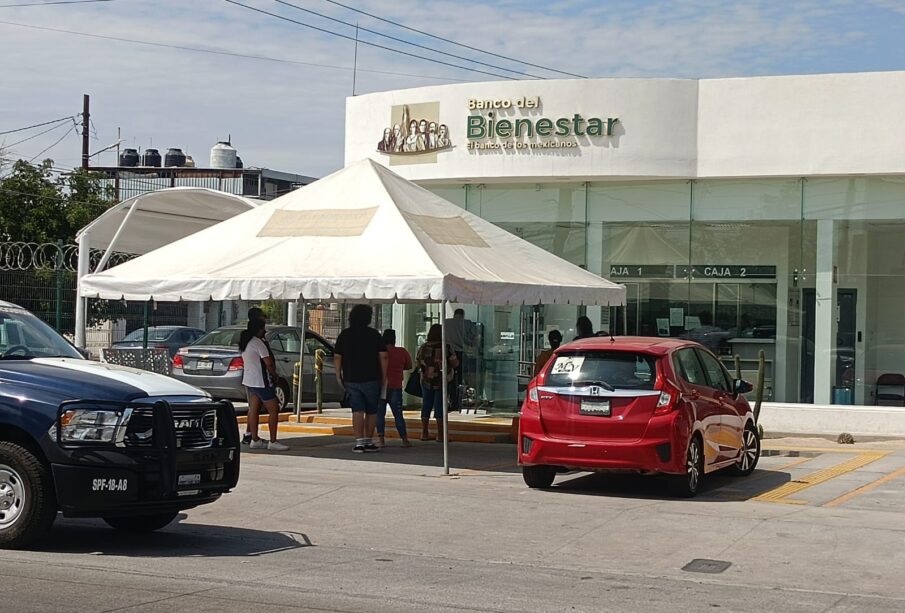 gente a las afueras del bando bienestar de La Paz