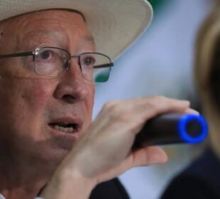 EU investiga empresas que venden armas a México: Ken Salazar