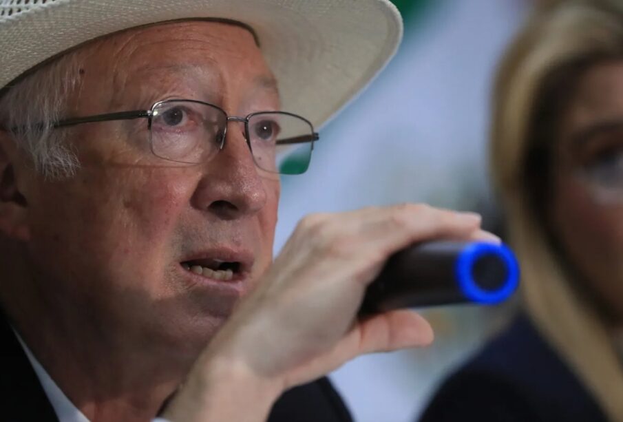 EU investiga empresas que venden armas a México: Ken Salazar