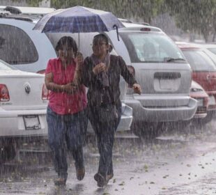 Dos mujeres bajo la lluvia