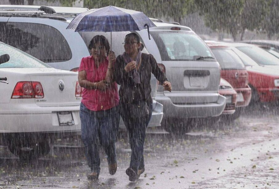 Dos mujeres bajo la lluvia