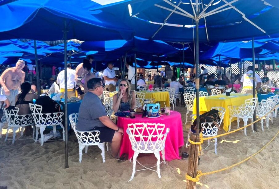 Turistas disfrutan de las playas en Los Cabos