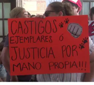 Cartel con mensaje: Castigos ejemplares o justicia por mano propia