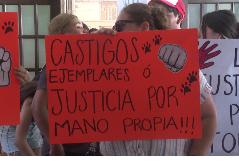 Cartel con mensaje: Castigos ejemplares o justicia por mano propia