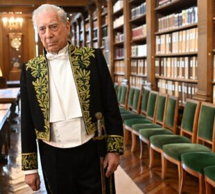 Vargas Llosa se recupera del covid y sale del hospital