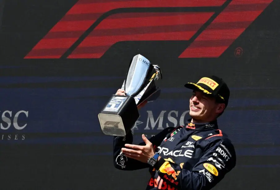 Fórmula 1: Otra vez le rompen el trofeo a Max Verstappen