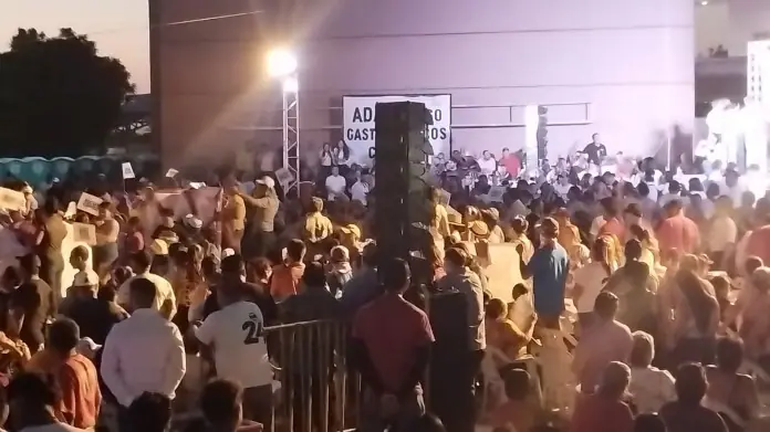 mitin Adan Agusto en La Paz