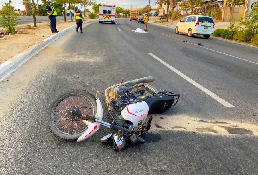 motocicleta en primer plano y cuerpo cubierto al fondo