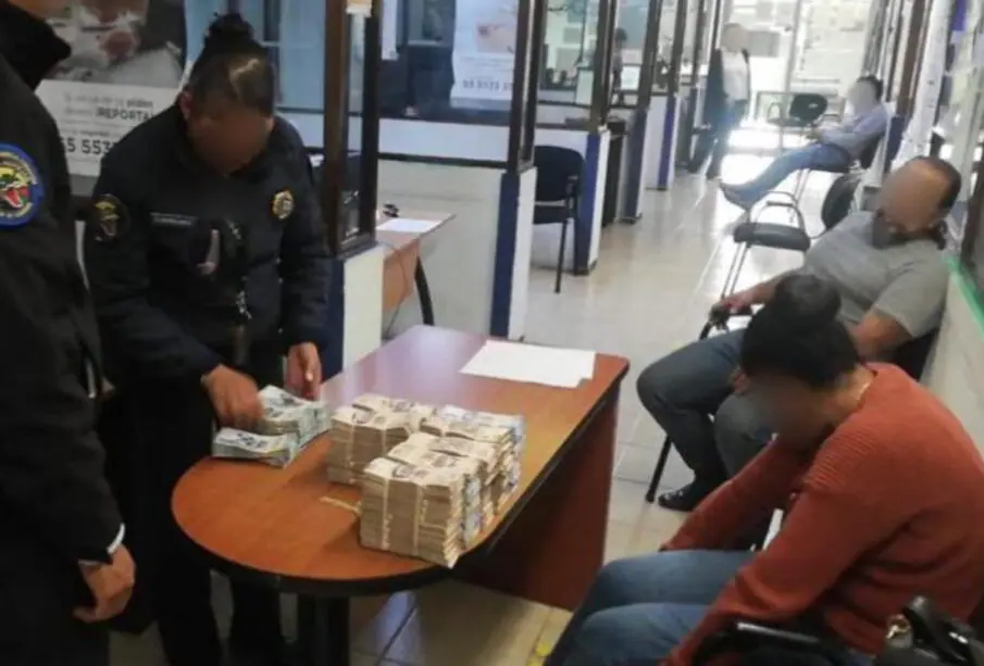 Detienen a mujer con más de 5 millones de pesos en el AICM