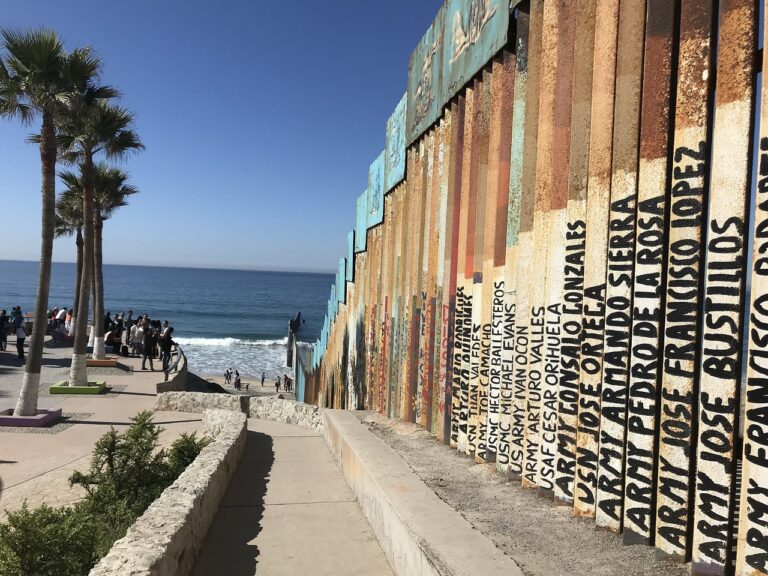 muro en playa de Tijuana