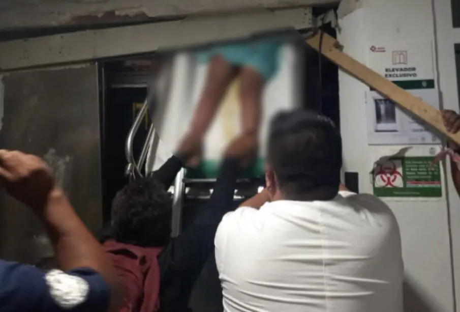 niña atrapada en elevador