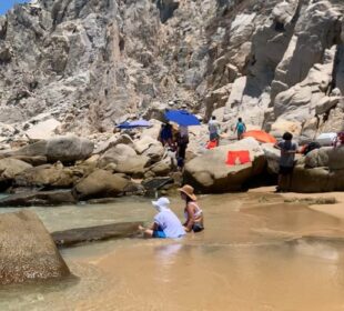 Personas en playa El Pelícano