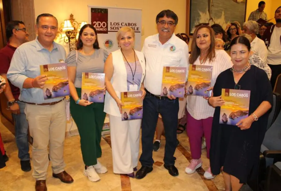 Oscar Leggs Castro en presentación de libro sobre Los Cabos