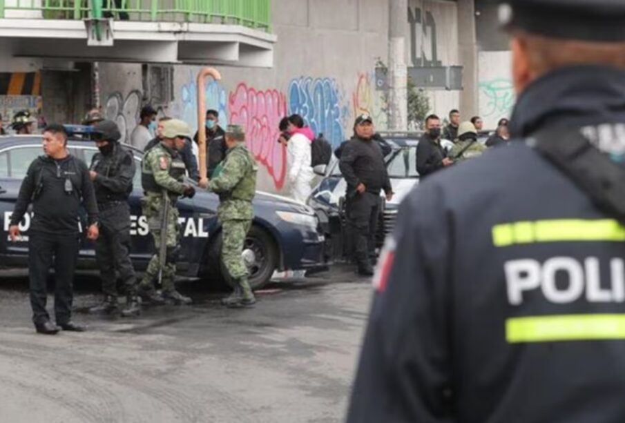 Cuelgan restos humanos en puente peatonal en Toluca