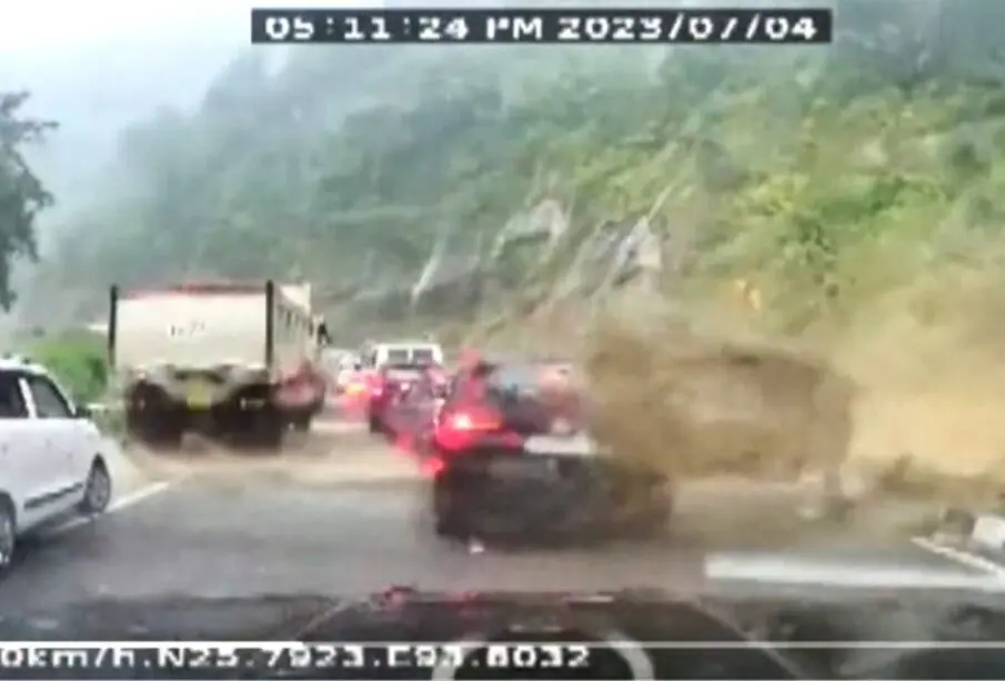 Avalancha de rocas en La India, capturada desde un vehículo