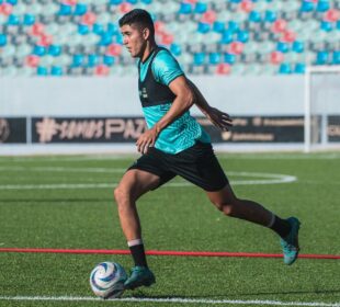 Joven jugando futbol