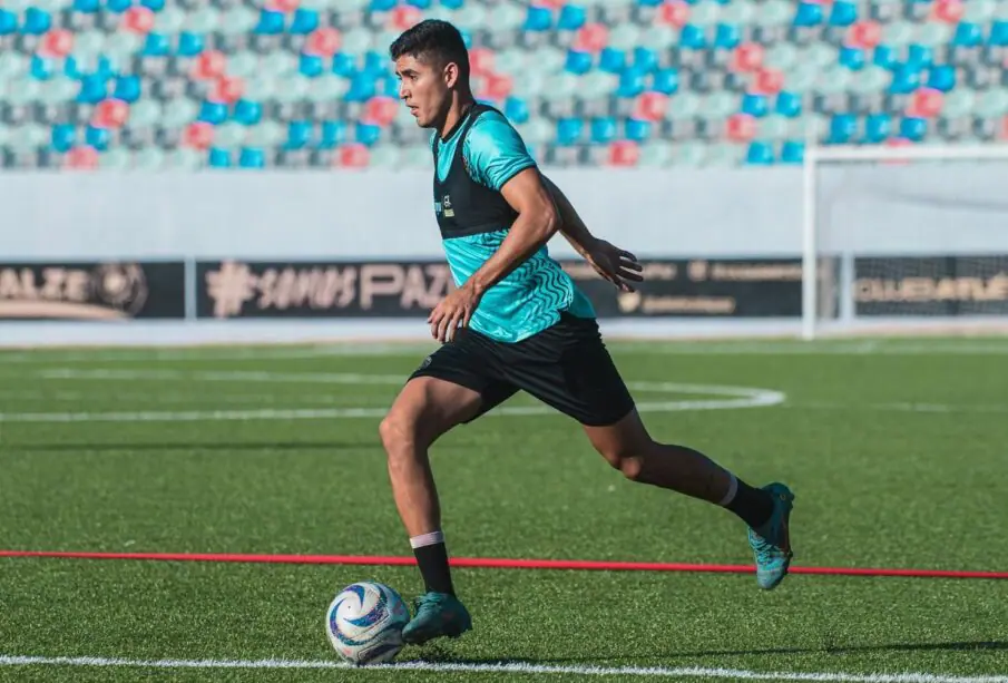 Joven jugando futbol