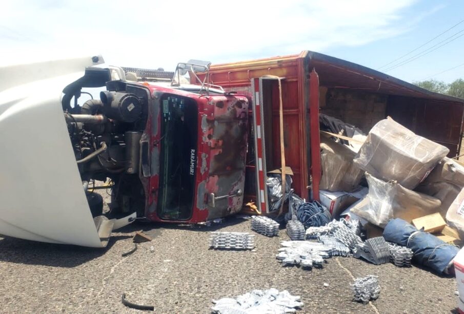 Volcadura de tráiler en Calafia de La Paz