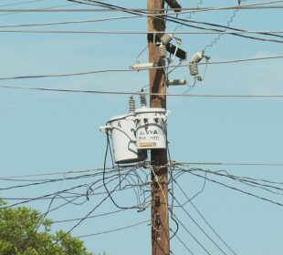 transformador de luz en poste