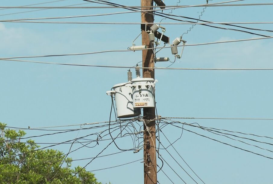 transformador de luz en poste