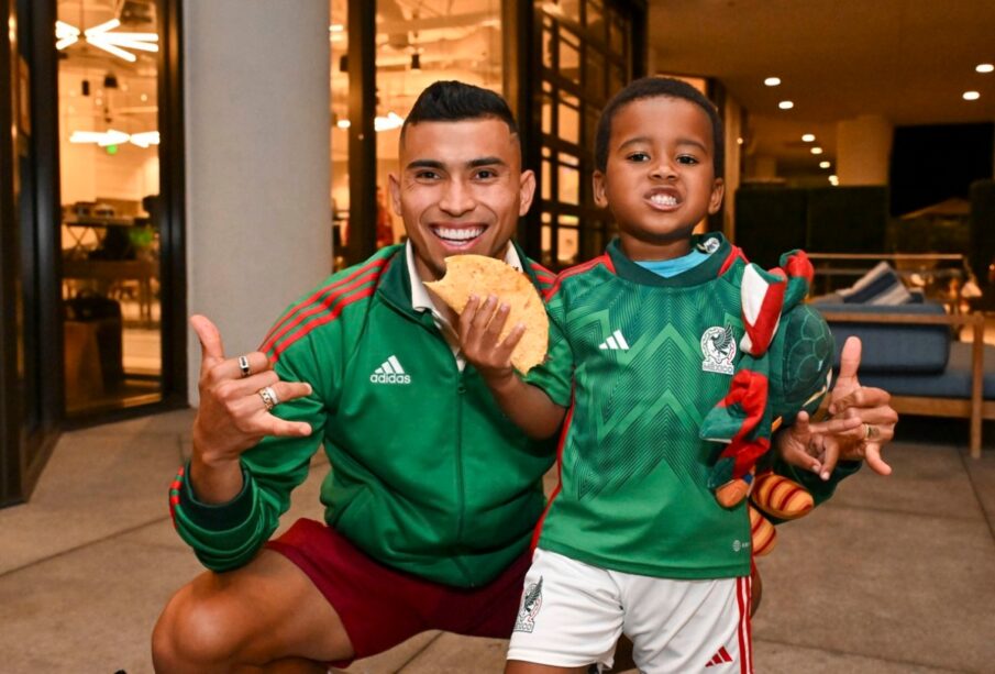 Viral: Selección mexicana encuentra a niño africano