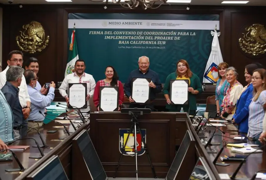 Víctor Manuel Castro Cosío en firma de convenio con SEMARNAT