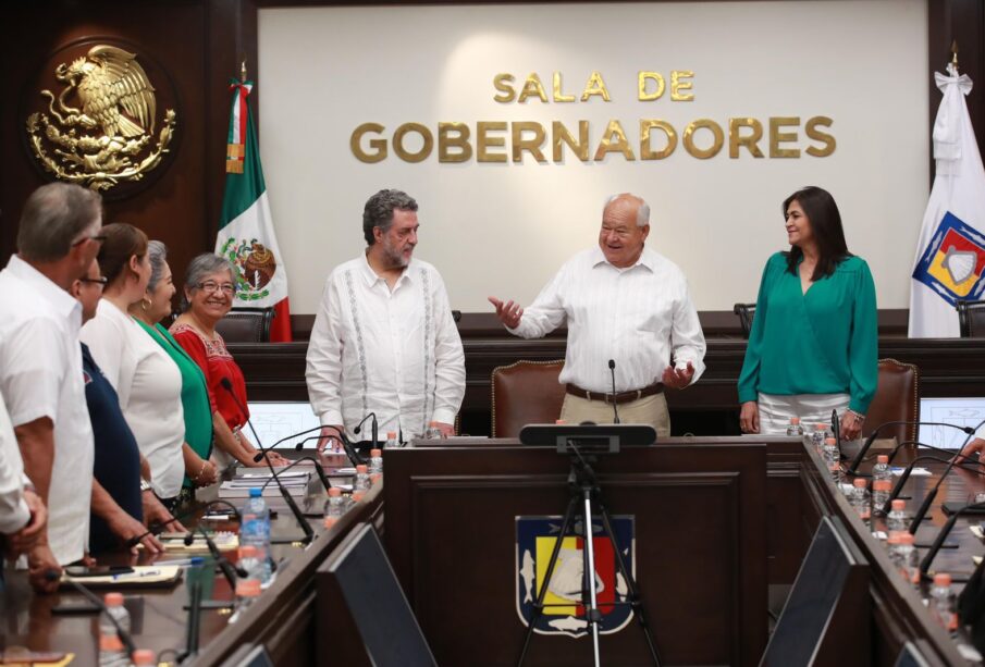 Víctor Manuel Castro Cosío en Sala de Gobernadores