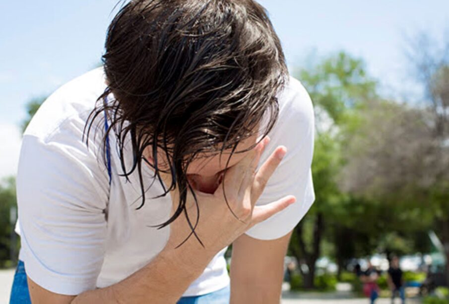 Persona perjudicada por la onda de calor en México