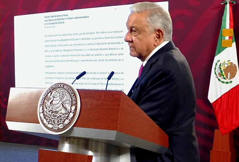 AMLO dando lectura a carta para magistrado