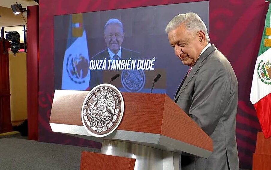 AMLO escuchando a IA cantar