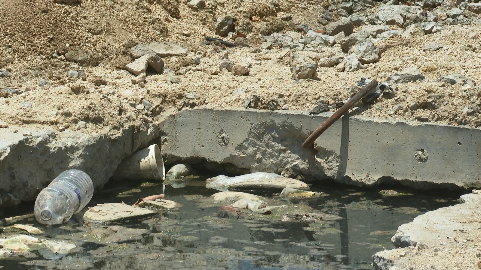 Agua brotando de la calle por obra inconclusa del OOMSAPAS