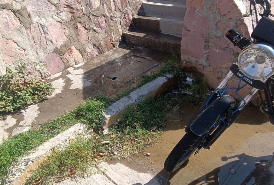 Aguas negras brotando de una alcantarilla