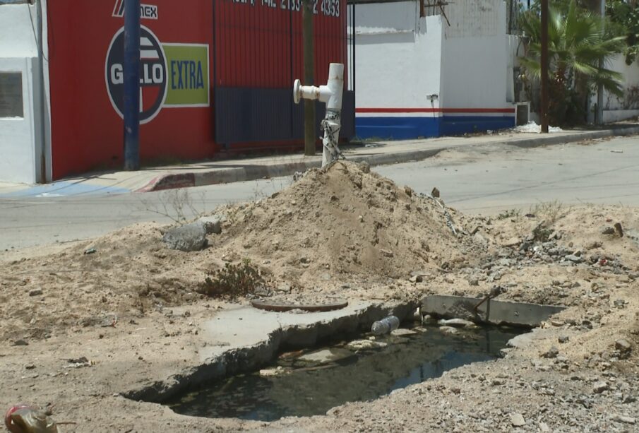 Agujero en la cera de la colonia El Rosarito por obra de OOMSAPAS.