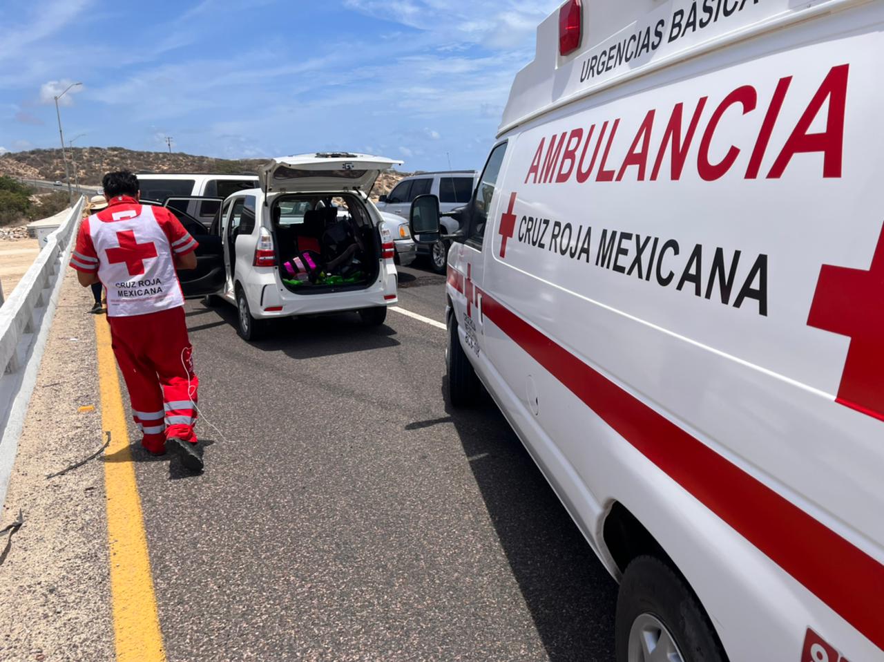 Ambulancia de la Cruz Roja atendiendo accidente en la carretera transpeninsular cerca del puente del Tule.