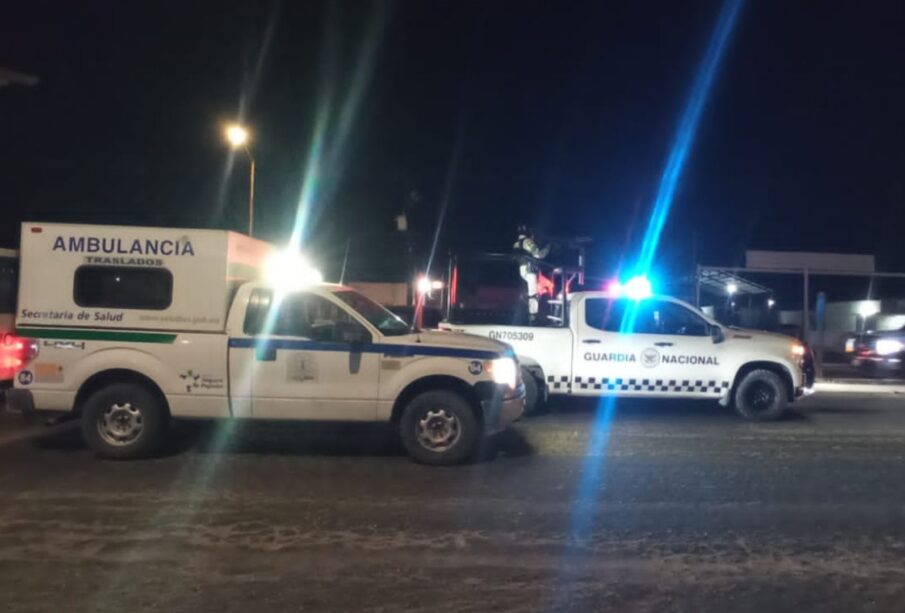 Ambulancia y unidad de la Guardia Nacional en gasolinera del Parque Industrial