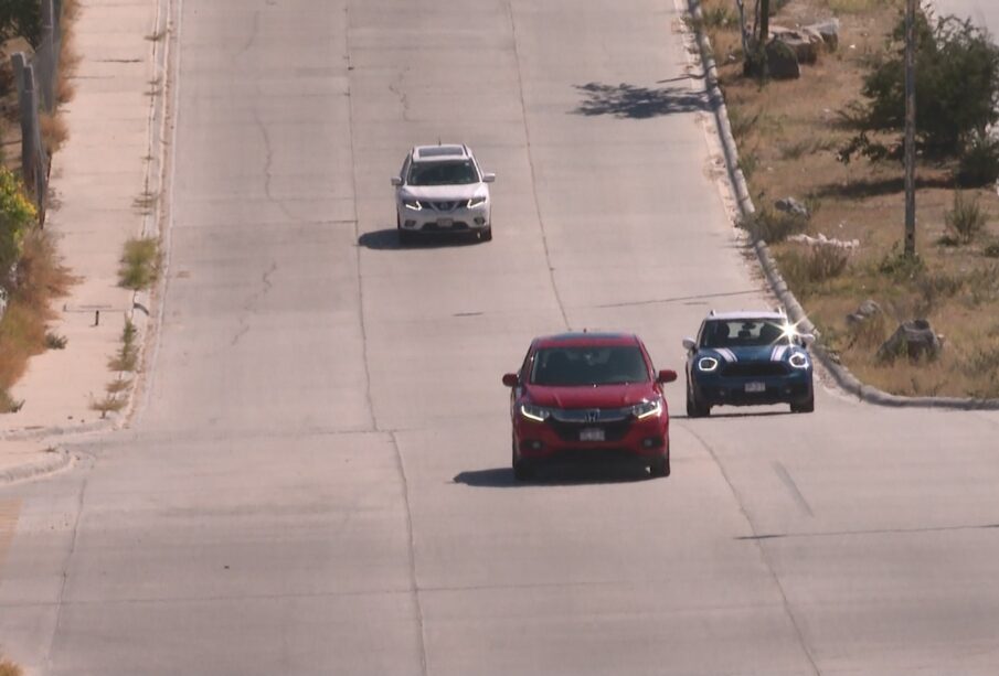 Automóviles circulando por carretera en Los Cabos