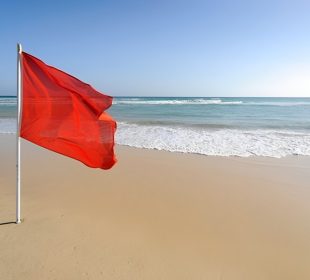 Playa de Los Cabos con bandera roja.