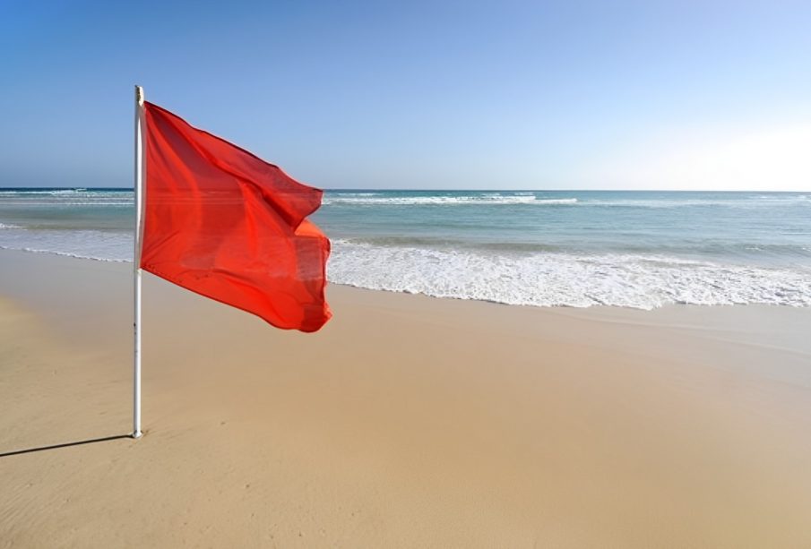 Playa de Los Cabos con bandera roja.