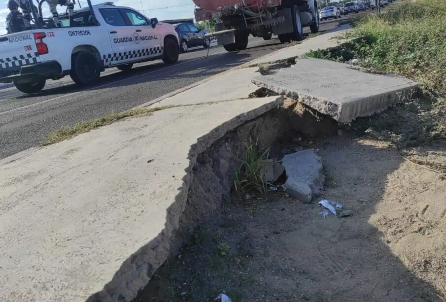 Banqueta destruida en el bulevar Forjadores de Sudcalifornia en la colonia Diana Laura.
