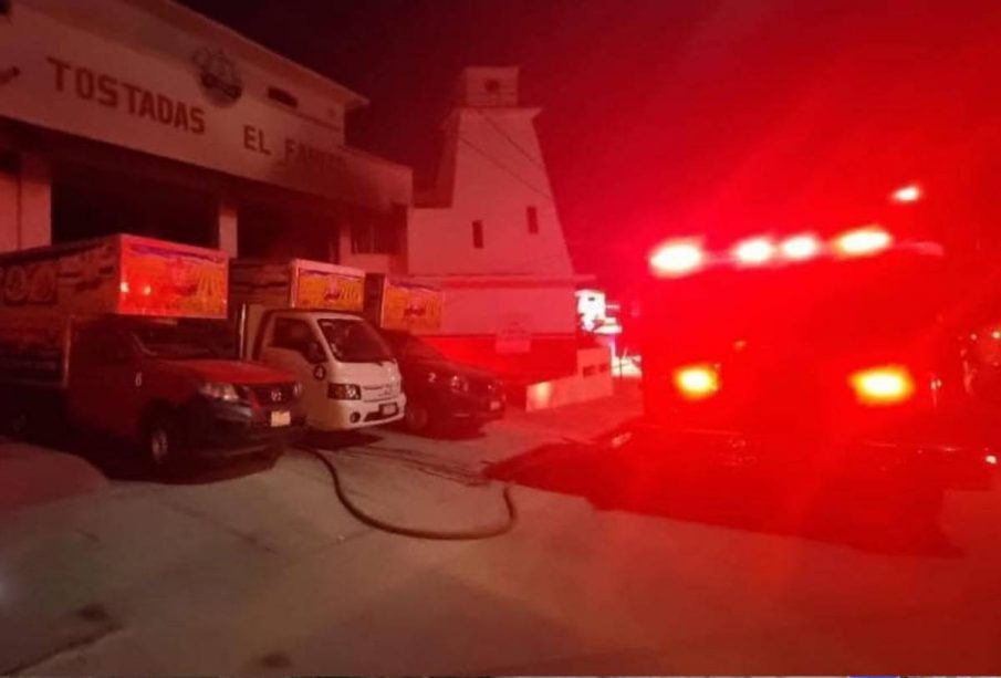 Bomberos respondiendo a emergencia en tortillería