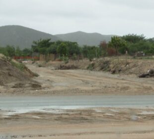 Familias construyen en zona de alto riesgo