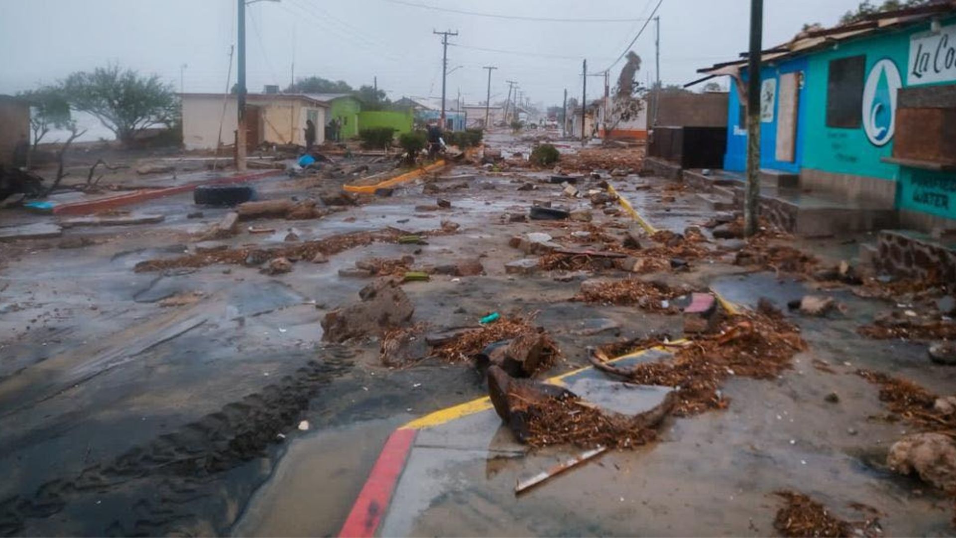 Calle destruida en Santa Rosalía por el huracán Hilary.